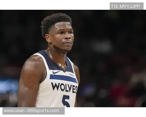 爱德华兹首节状态火热5投4中三分命中率高达60斩获14分 爱德华兹首节状态火热5投4中三分命中率高达60斩获14分